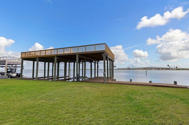 414 Jeanie Lynne Circle, Tiki Island, TX 77554