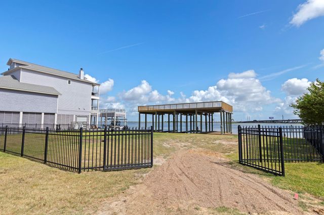 414 Jeanie Lynne Circle, Tiki Island, TX 77554
