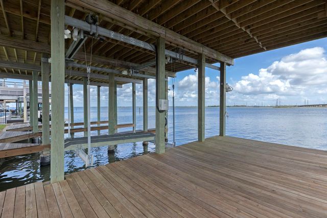 414 Jeanie Lynne Circle, Tiki Island, TX 77554