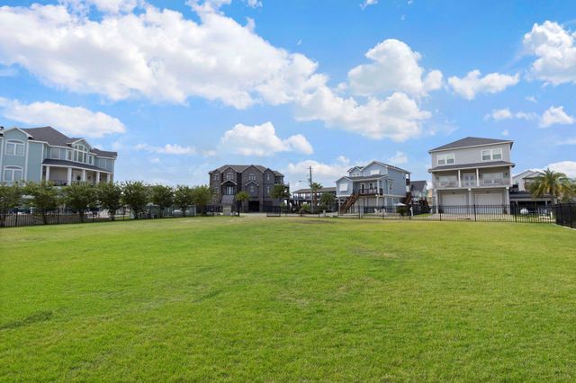 414 Jeanie Lynne Circle, Tiki Island, TX 77554