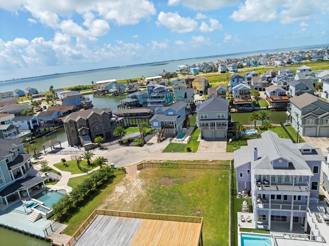 414 Jeanie Lynne Circle, Tiki Island, TX 77554