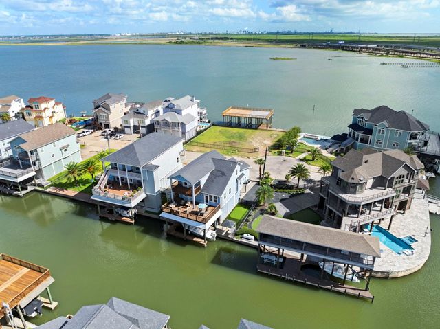414 Jeanie Lynne Circle, Tiki Island, TX 77554