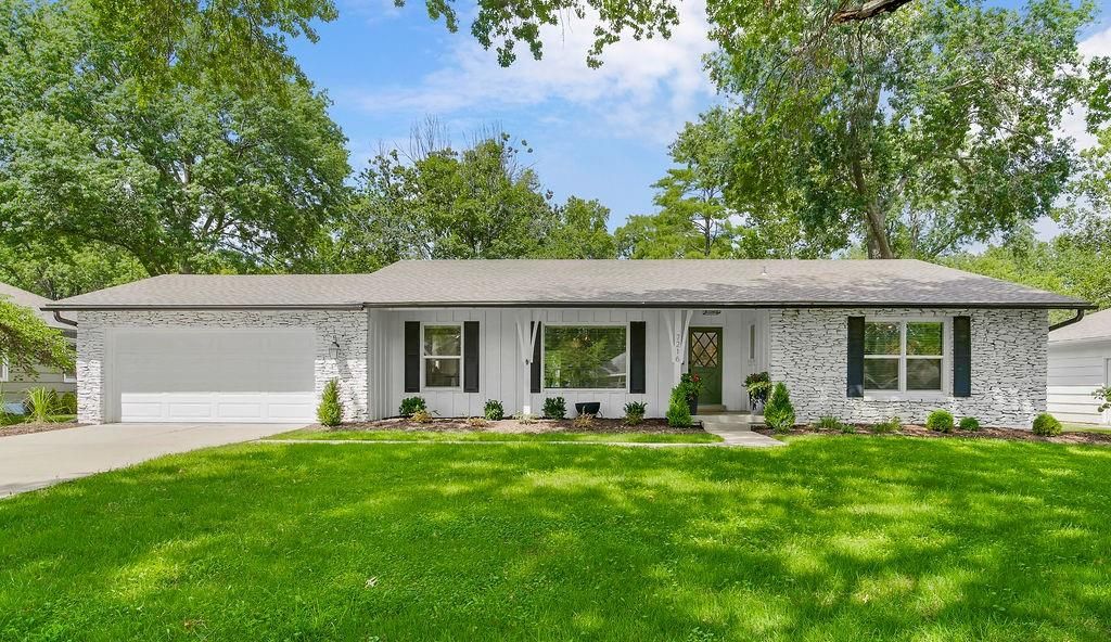 7216 W 100th Place, Overland Park, KS 66212