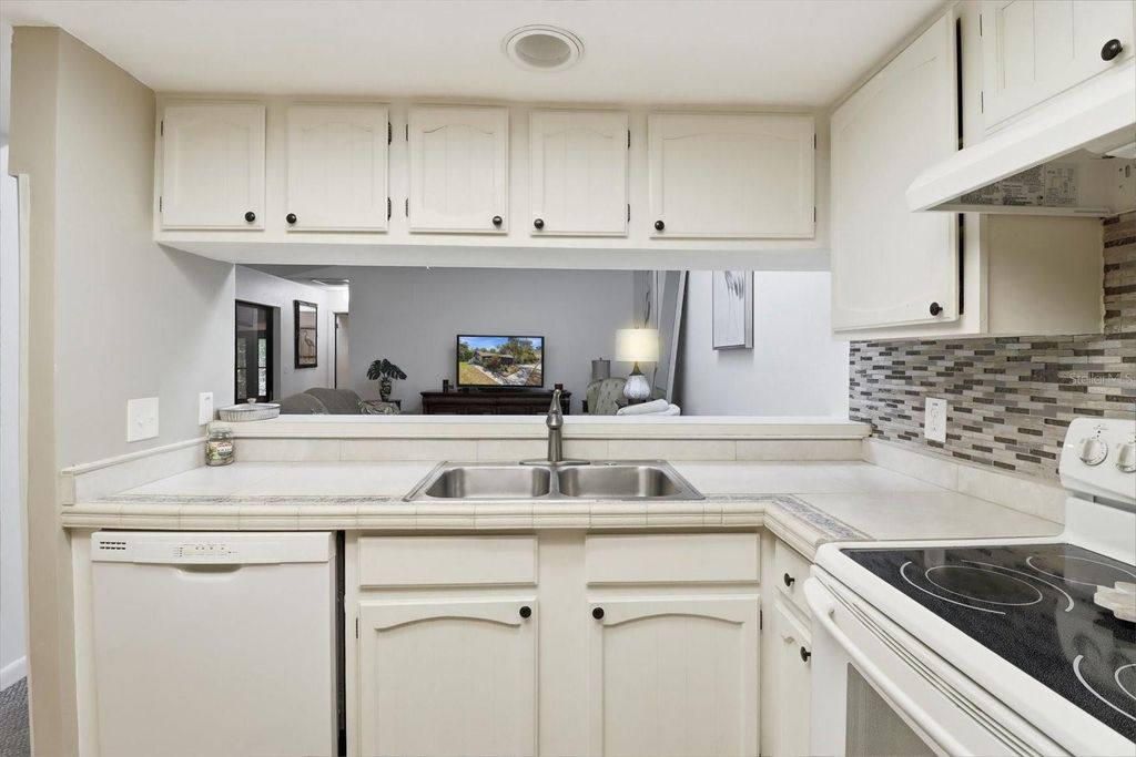 Image 13 of property listing at 8326 W EARL LOOP, Homosassa, FL 34446