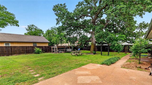 405 N Main Street, Franklin, TX 77856