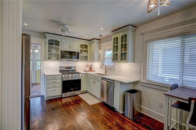 5833 Oak Street, Kansas City, MO 64113