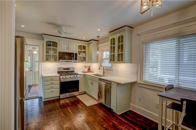 5833 Oak Street, Kansas City, MO 64113