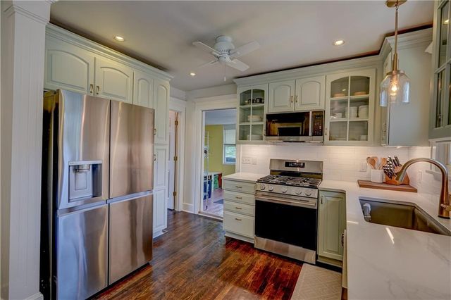 5833 Oak Street, Kansas City, MO 64113