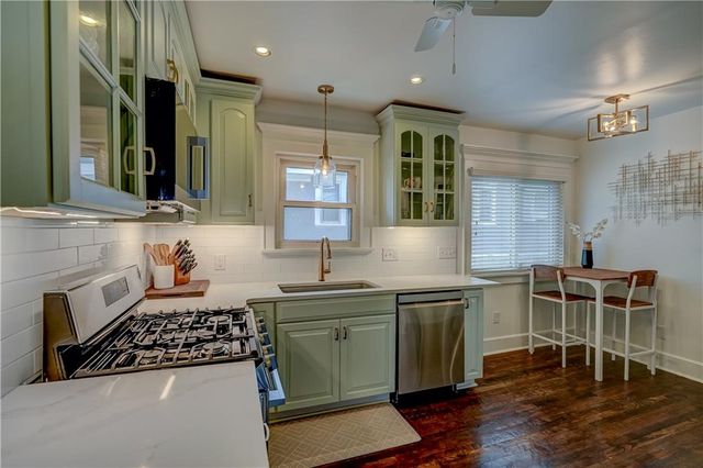 5833 Oak Street, Kansas City, MO 64113
