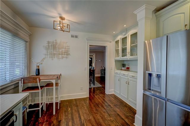 5833 Oak Street, Kansas City, MO 64113