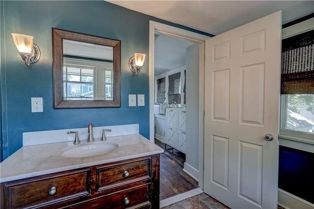 5833 Oak Street, Kansas City, MO 64113