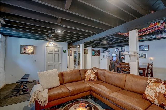 5833 Oak Street, Kansas City, MO 64113