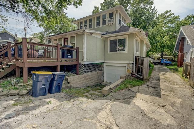5833 Oak Street, Kansas City, MO 64113