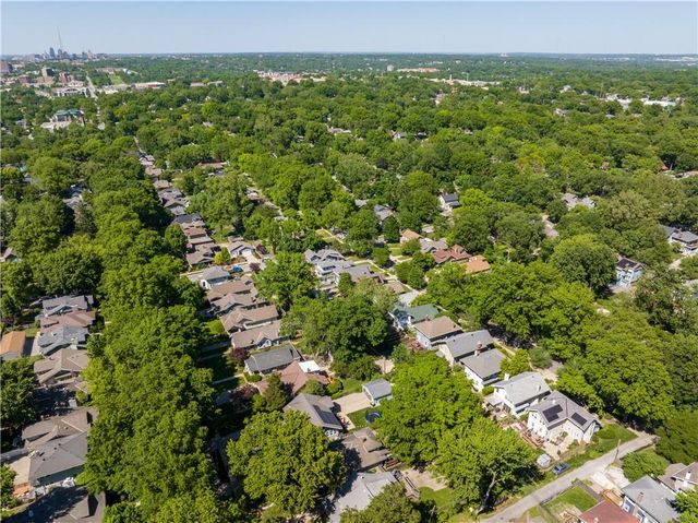 5833 Oak Street, Kansas City, MO 64113