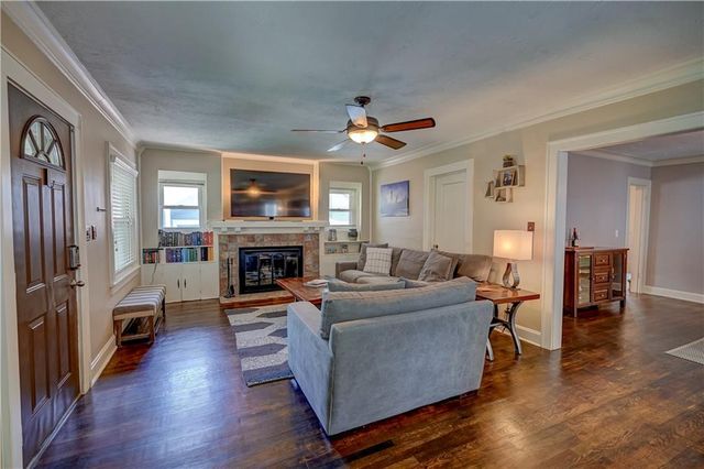 5833 Oak Street, Kansas City, MO 64113