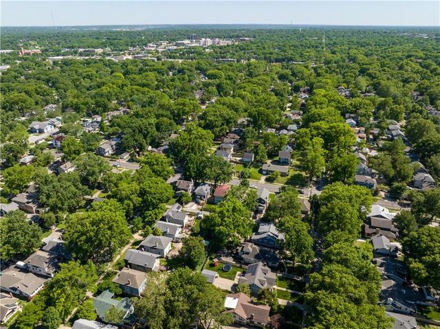 5833 Oak Street, Kansas City, MO 64113