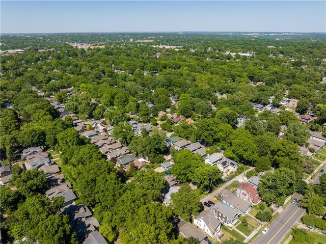 5833 Oak Street, Kansas City, MO 64113