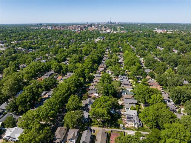 5833 Oak Street, Kansas City, MO 64113