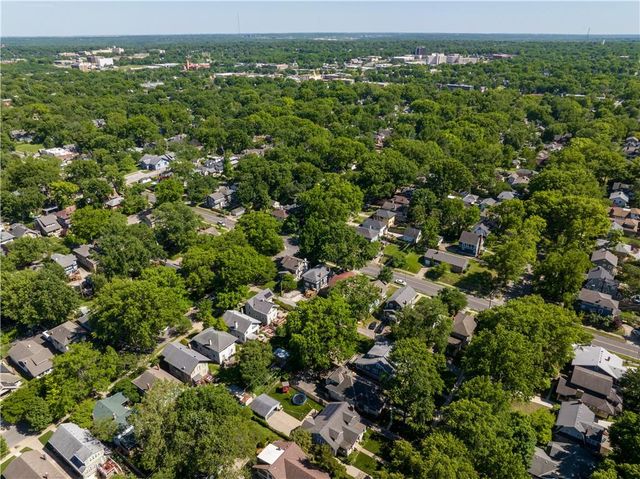 5833 Oak Street, Kansas City, MO 64113