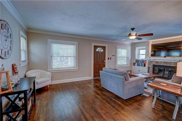 5833 Oak Street, Kansas City, MO 64113