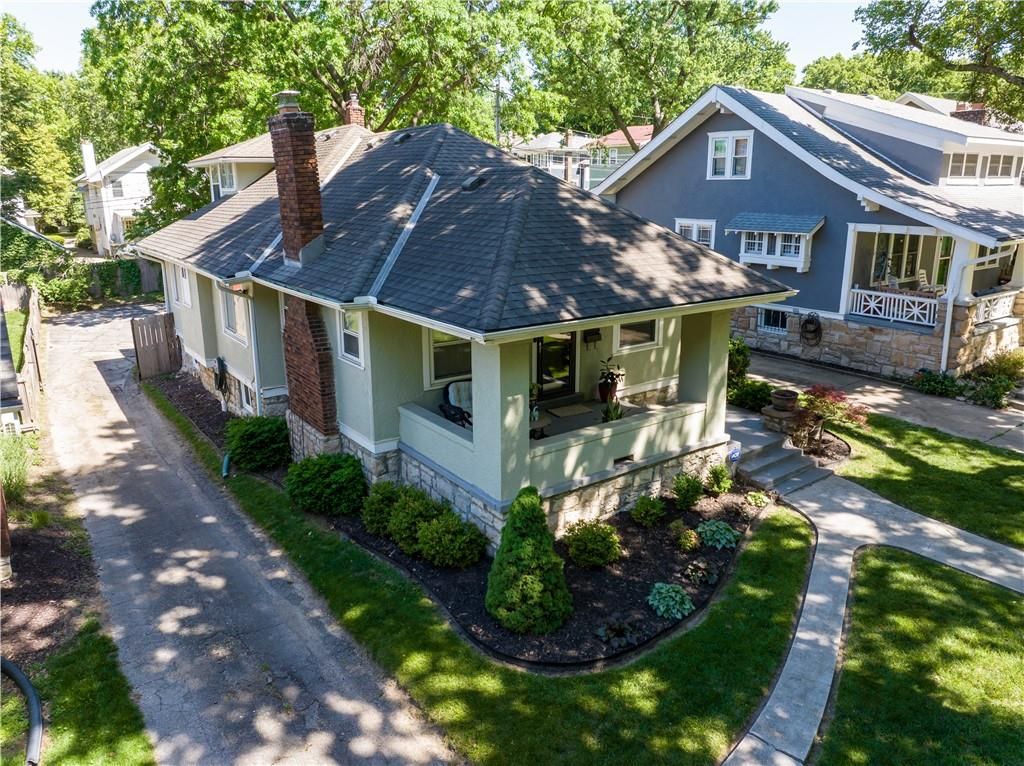 5833 Oak Street, Kansas City, MO 64113