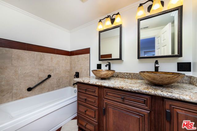 1228 N La Cienega Boulevard 102, West Hollywood, CA 90069