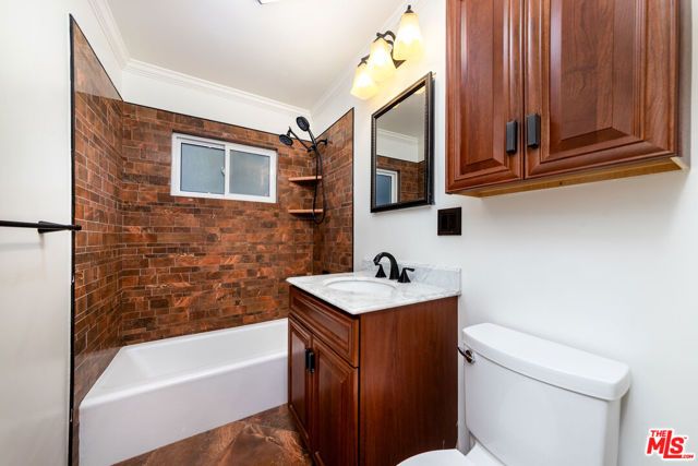 1228 N La Cienega Boulevard 102, West Hollywood, CA 90069