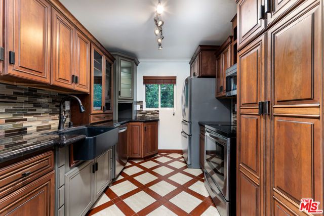 1228 N La Cienega Boulevard 102, West Hollywood, CA 90069