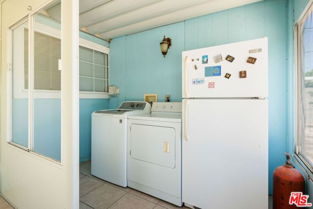 8716 Hayvenhurst Avenue, North Hills (los Angeles), CA 91343