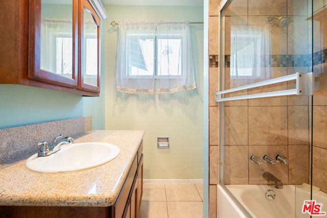 8716 Hayvenhurst Avenue, North Hills (los Angeles), CA 91343