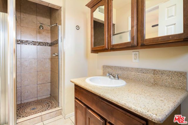 8716 Hayvenhurst Avenue, North Hills (los Angeles), CA 91343