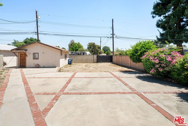 8716 Hayvenhurst Avenue, North Hills (los Angeles), CA 91343