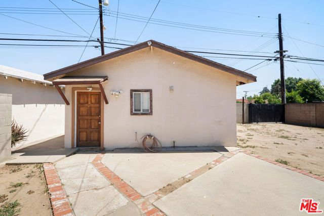 8716 Hayvenhurst Avenue, North Hills (los Angeles), CA 91343