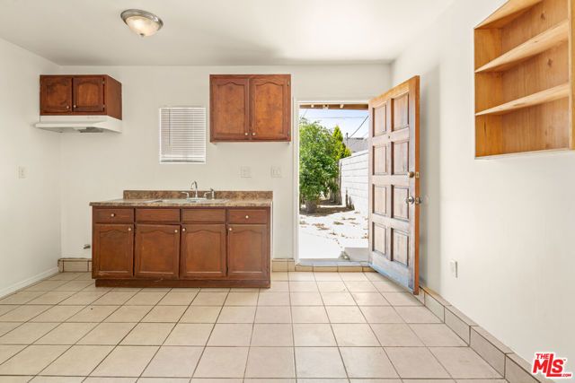 8716 Hayvenhurst Avenue, North Hills (los Angeles), CA 91343