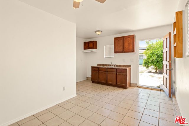 8716 Hayvenhurst Avenue, North Hills (los Angeles), CA 91343