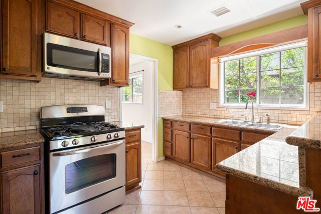 8716 Hayvenhurst Avenue, North Hills (los Angeles), CA 91343