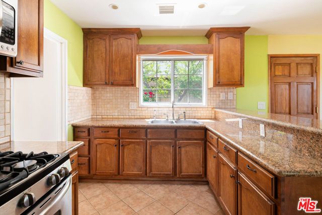 8716 Hayvenhurst Avenue, North Hills (los Angeles), CA 91343