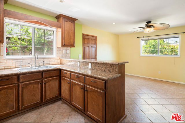 8716 Hayvenhurst Avenue, North Hills (los Angeles), CA 91343