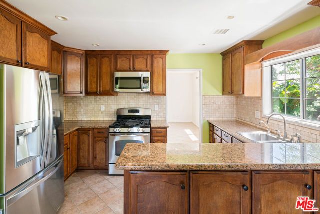 8716 Hayvenhurst Avenue, North Hills (los Angeles), CA 91343