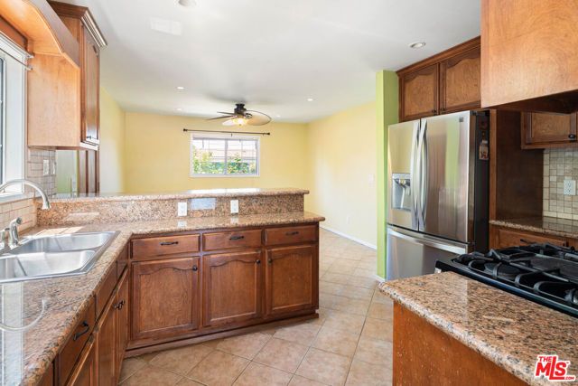 8716 Hayvenhurst Avenue, North Hills (los Angeles), CA 91343