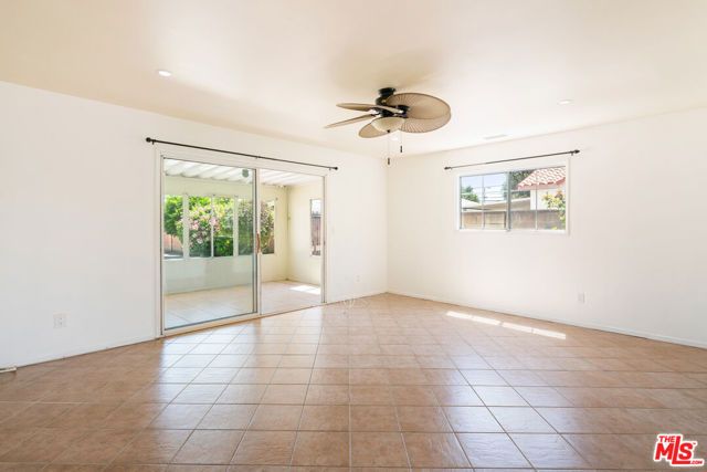 8716 Hayvenhurst Avenue, North Hills (los Angeles), CA 91343