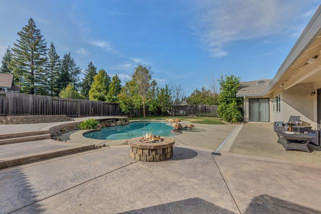 102 Spring Water Way, Folsom, CA 95630