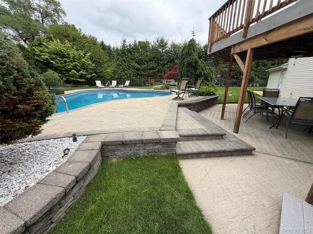 8 Stell Lane, East Northport, NY 11731