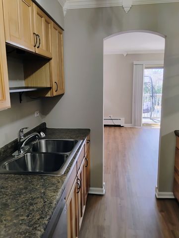 910 W Alleghany Drive 2B, Arlington Heights, IL 60004