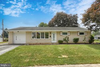 5218 STUART DR, Mechanicsburg, PA 17055