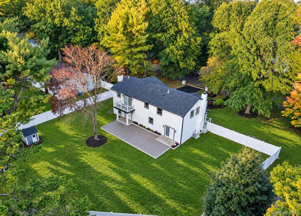 7 Shoreham Drive W, Dix Hills, NY 11746 — photo 2