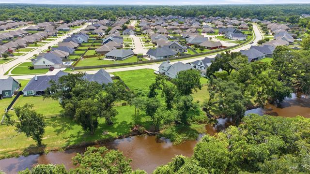208 Creekside Lane, Lake Jackson, TX 77566