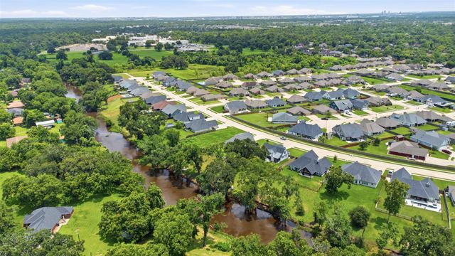 208 Creekside Lane, Lake Jackson, TX 77566
