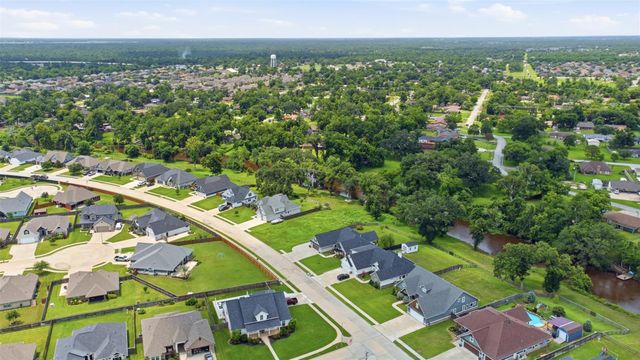 208 Creekside Lane, Lake Jackson, TX 77566