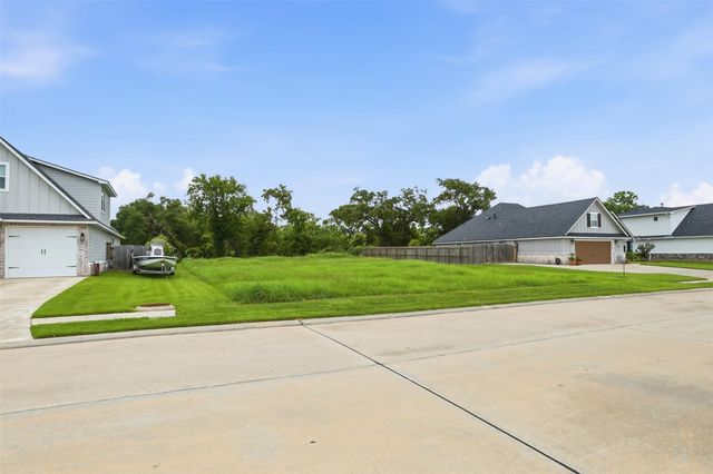 208 Creekside Lane, Lake Jackson, TX 77566